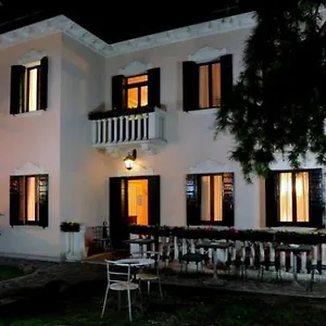 κάντε κράτηση εδώ
